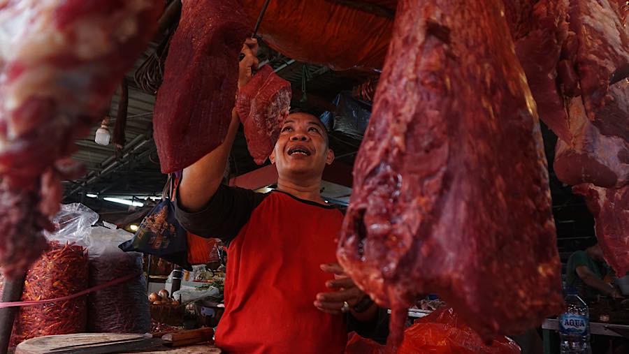 Kenaikan harga membuat konsumen lebih banyak mengeluhkan mahalnya daging sapi, sementara volume penjualan pedagang ikut berkurang. 