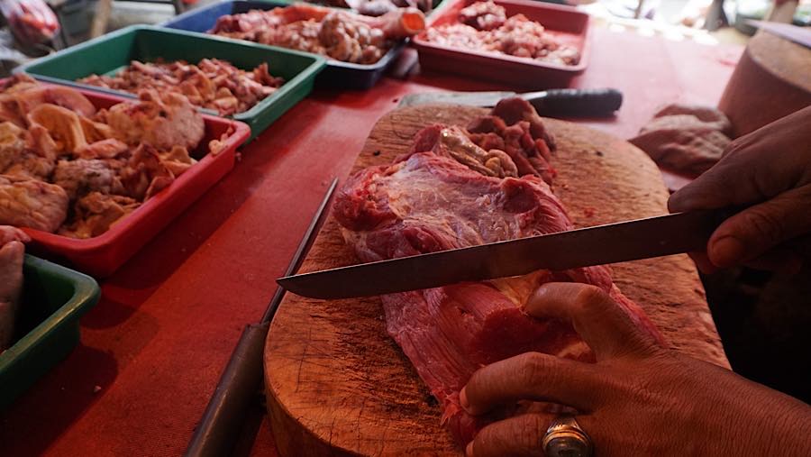 Harga daging sapi sebelumnya berada di kisaran Rp130 ribu menjelang Lebaran, lalu meningkat secara bertahap hingga mencapai Rp150 ribu per kilogram
