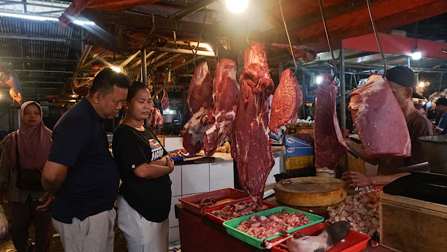 Kelancaran pasokan dinilai menjadi kunci utama agar harga daging dapat kembali terjangkau. (Bloomberg Technoz/Andrean Kristianto)