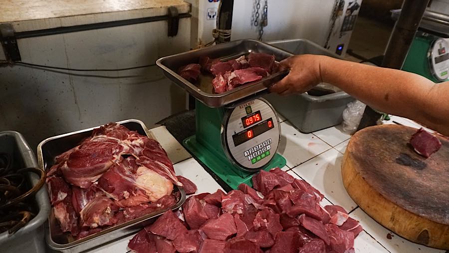 Kondisi ini dikeluhkan oleh para pedagang karena harga belum menunjukkan tanda-tanda kembali ke level normal. (Bloomberg Technoz/Andrean Kristianto)