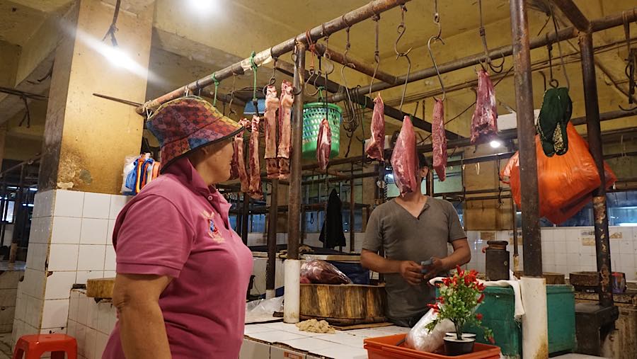 Calon pembeli memilih daging sapi yang dijual di Pasar Kebayoran Lama, Jakarta, Kamis (20/8/2026). (Bloomberg Technoz/Andrean Kristianto)