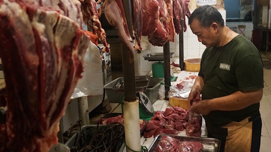 Pedagang memotong daging sapi untuk dijual di Pasar Kebayoran Lama, Jakarta, Kamis (20/8/2026). (Bloomberg Technoz/Andrean Kristianto)