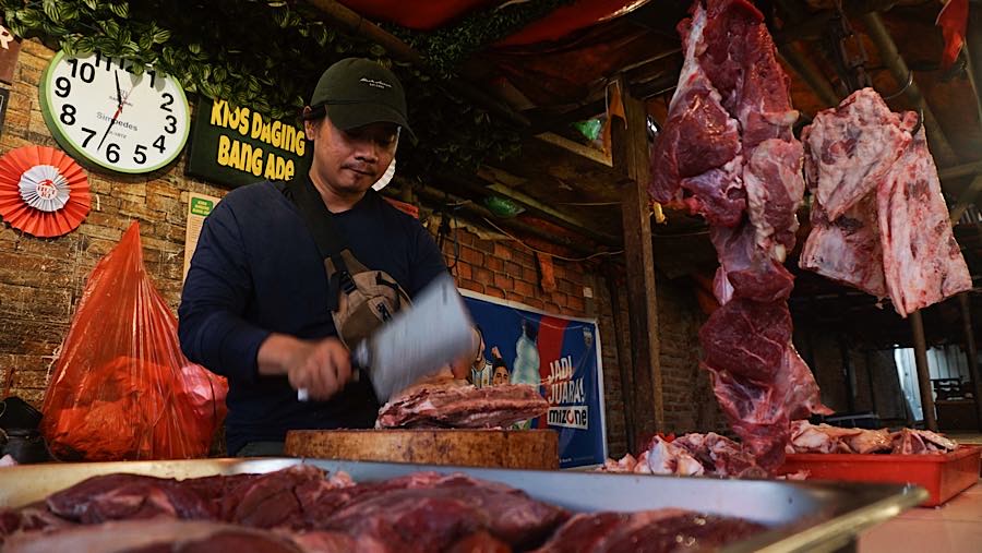 Harga daging sapi di pasar tradisional terpantau masih bertahan di level tinggi meski momen Idul Fitri telah berlalu. (Bloomberg Technoz/Andrean K)
