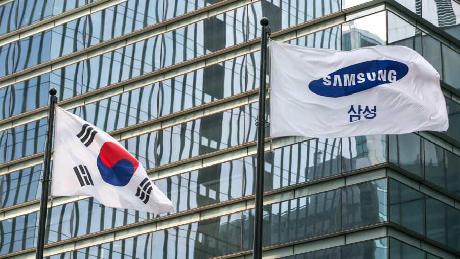 Bendera Korea Selatan dan Samsung Electronic. dok: Bloomberg