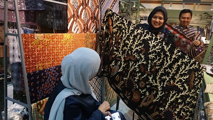 Pengunjung melihat produk saat Pameran Karya Kreatif Indonesia 2026 di JICC, Jakarta, Kamis (20/8/2026). (Bloomberg Technoz/Andrean Kristianto)