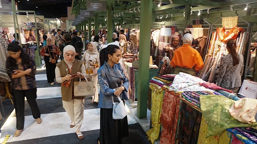 Pengunjung melihat produk saat Pameran Karya Kreatif Indonesia 2026 di JICC, Jakarta, Kamis (20/8/2026). (Bloomberg Technoz/Andrean Kristianto)