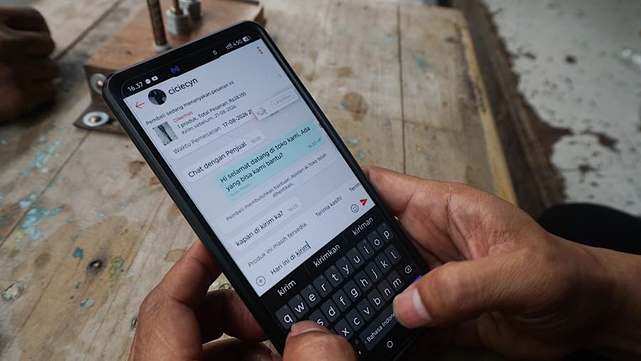 Hasil produksinya mereka jual salah satunya melalui platform belanja daring. (Bloomberg Technoz/Andrean Kristianto)