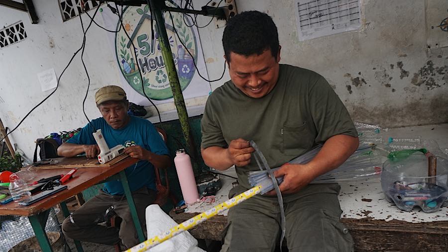 Warga menyelesaikan pembuatan sapu berbahan sampah botol plastik di Petukangan Utara, Jakarta, Rabu (19/8/2026) (Bloomberg Technoz/Andrean Kristianto)