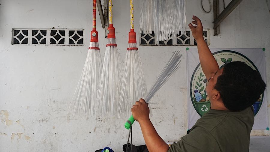 Produk yang dihasilkan kemudian dijual seharga Rp 35.000 untuk ukuran besar dan Rp 25.000 untuk ukuran kecil. (Bloomberg Technoz/Andrean Kristianto)