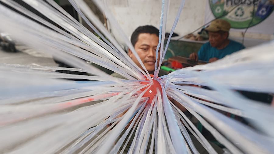 Warga menyelesaikan pembuatan sapu berbahan sampah botol plastik di Petukangan Utara, Jakarta, Rabu (19/8/2026) (Bloomberg Technoz/Andrean Kristianto)