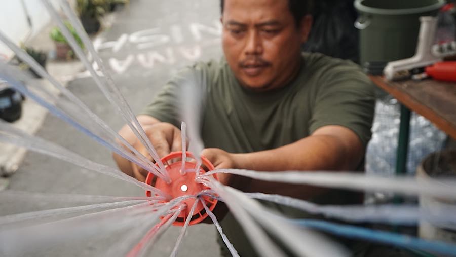Dalam sehari, warga mampu memproduksi hingga 10 sapu berbahan sampah botol plastik. (Bloomberg Technoz/Andrean Kristianto)