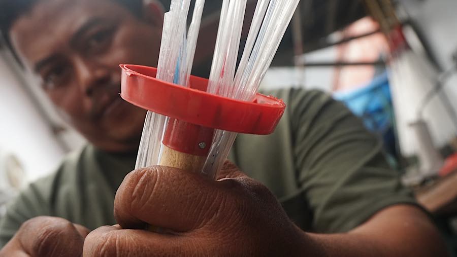 Sampah botol plastik menjadi batang menyerupai lidi sepanjang sekitar 70 sentimeter. (Bloomberg Technoz/Andrean Kristianto)
