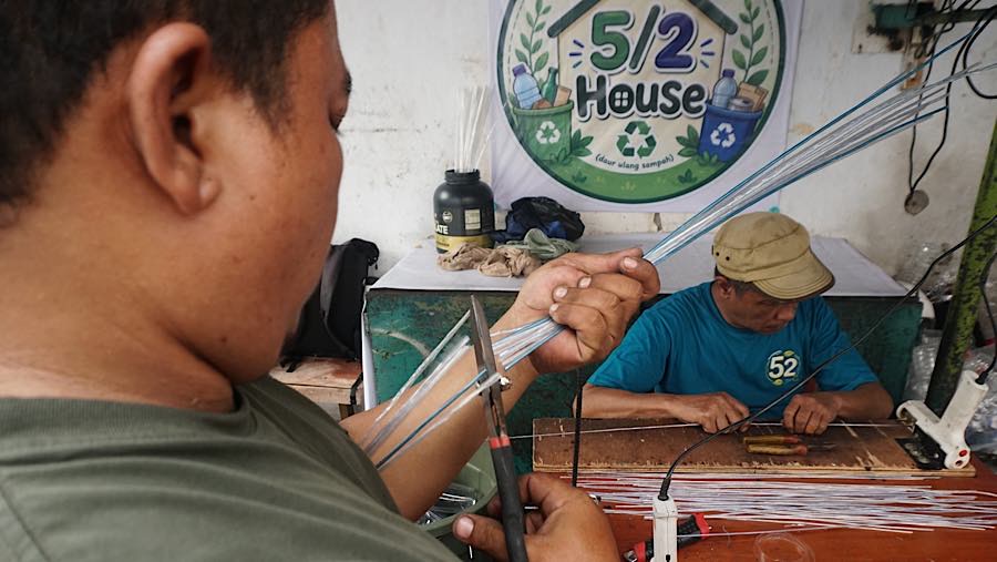 kegiatan itu tidak hanya membantu mengurangi sampah plastik, tetapi juga membuka peluang penghasilan tambahan bagi warga. (Bloomberg Technoz/Andre)