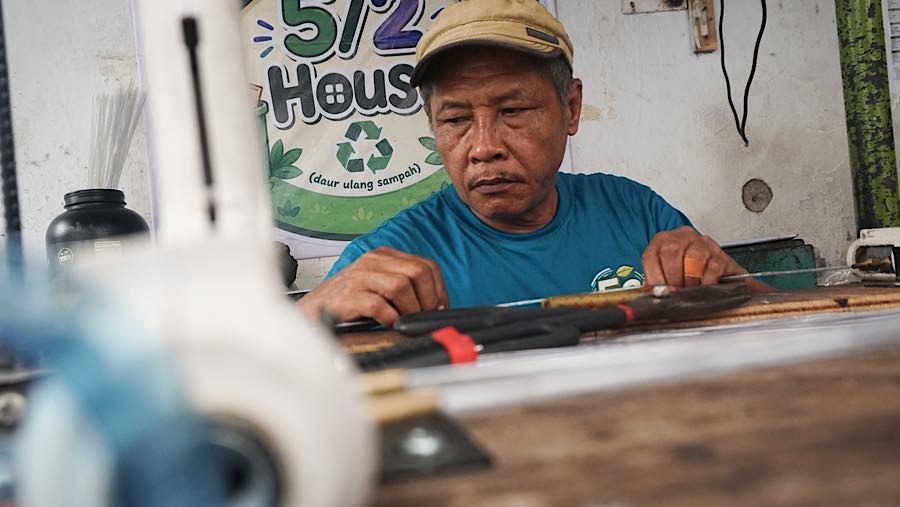 Warga menyelesaikan pembuatan sapu berbahan sampah botol plastik di Petukangan Utara, Jakarta, Rabu (19/8/2026) (Bloomberg Technoz/Andrean Kristianto)