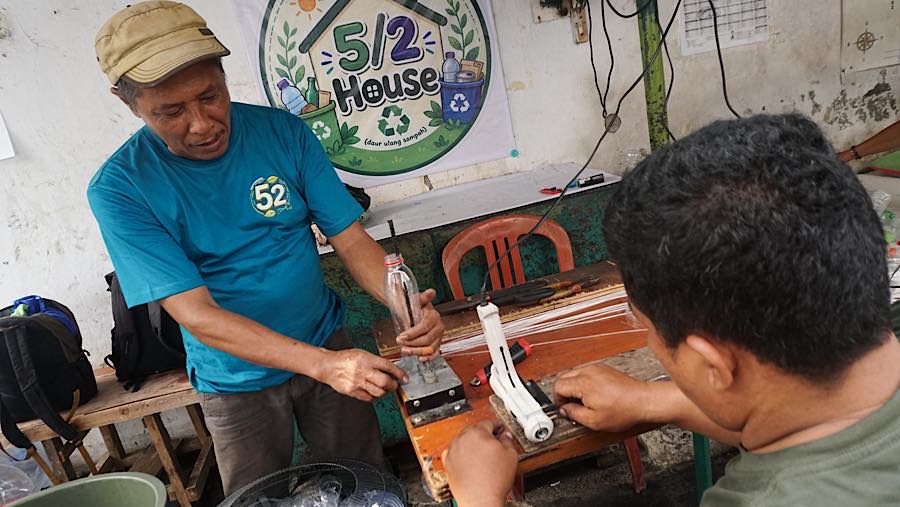 Para warga tersebut mengubah sampah botol plastik menjadi sapu. (Bloomberg Technoz/Andrean Kristianto)