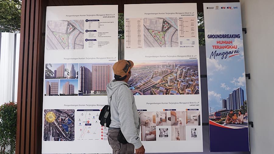 Pekerja melihat informasi mengenai Hunian Terjangkau Manggarai di Jakarta, Jumat (21/8/2026). (Bloomberg Technoz/Andrean Kristianto)