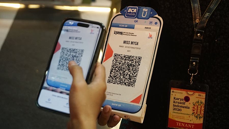 Pembeli memindai kode batang pembayaran Quick Response Code Indonesian Standard (QRIS) di Jakarta, Kamis, (20/8/2026). (Bloomberg Technoz/ Andrean K)
