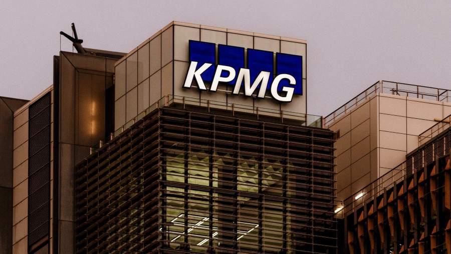 Papan Nama Kantor KPMG. (Dok: Milan Jaros/Bloomberg)