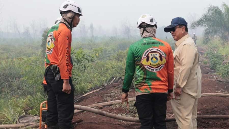 Presiden Prabowo bersama pihak-pihak yang bertugas dalam penanganan kebakaran hutan dan lahan di Kalimantan (Dok. Tim Media Presiden)