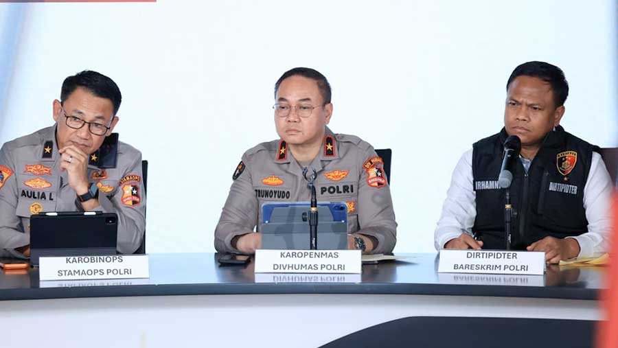 Dittipidter Bareskrim Polri Brigjen Irhamni, duduk di sisi paling kanan. (Dok Humas Polri)