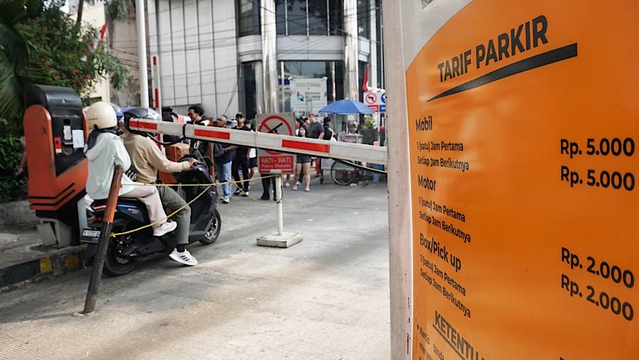 Setelah hampir 14 tahun tidak naik, tarif parkir di Jakarta kini kembali dibahas untuk disesuaikan. (Bloomberg Technoz/Andrean Kristianto)
