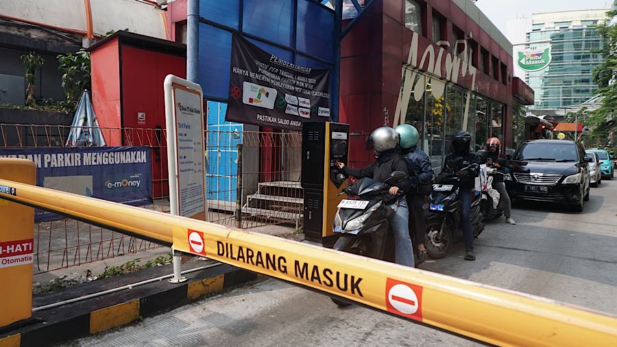 Pengunjung mengambil karcis parkir di kawasan Blok M, Jakarta, Senin (24/8/2026). (Bloomberg Technoz/Andrean Kristianto)