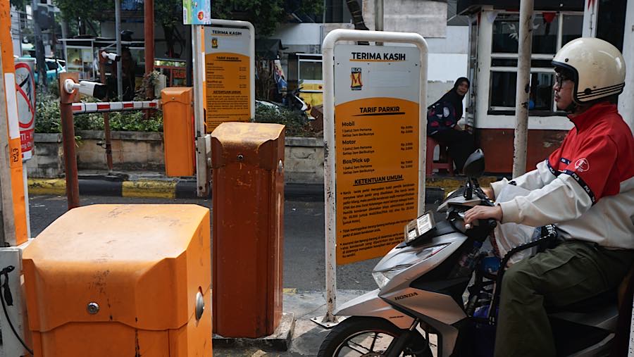 Pengendara keluar dari lokasi parkir kawasan Blok M, Jakarta, Senin (24/8/2026). (Bloomberg Technoz/Andrean Kristianto)