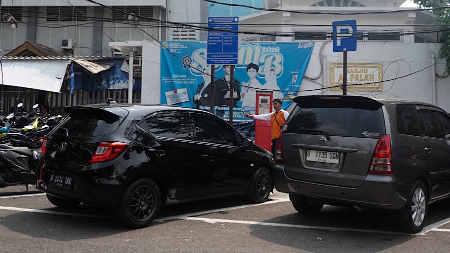 Namun hingga saat ini belum ada keputusan mengenai besaran tarif parkir baru. (Bloomberg Technoz/Andrean Kristianto)