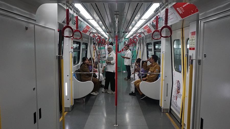 LRT Jakarta rute Kelapa Gading-Manggarai ini diproyeksikan dapat melayani penumpang hingga 80 ribu orang per hari. (Bloomberg Technoz/Andrean K)