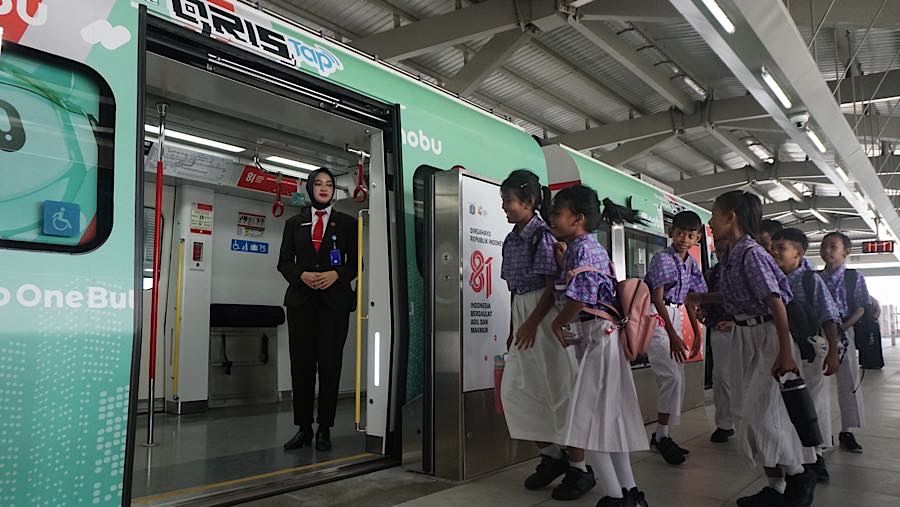 LRT Jakarta rute Kelapa Gading-Manggarai dijadwalkan akan diresmikan pada 26 Agustus mendatang. (Bloomberg Technoz/Andrean K)