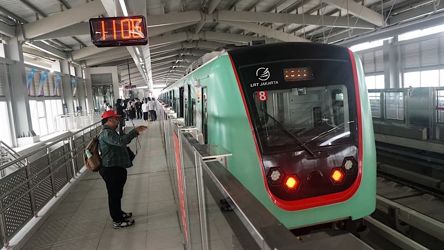 Kereta LRT Jakarta Manggarai-Kelapa Gading berhenti di Stasiun LRT Jakarta Manggarai, Senin (24/8/2026). (Bloomberg Technoz/Andrean Kristianto)