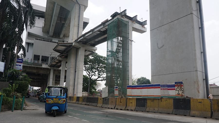 Saat ini sedang dibangun jembatan penghubung dari Stasiun LRT menuju Terminal Manggarai. (Bloomberg Technoz/Andrean Kristianto)