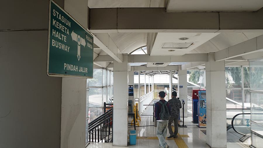 Calon penumpang berjalan menju halte Transjakarta di Terminal Manggarai, Jakarta, Senin (24/8/2026). (Bloomberg Technoz/Andrean Kristianto)