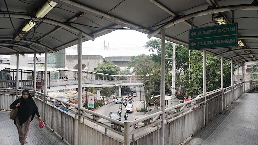 Keterhubungan antarmoda akan didukung jembatan penyeberangan orang (skybridge) yang menghubungkan berbagai fasilitas transportasi dalam kawasan itu.