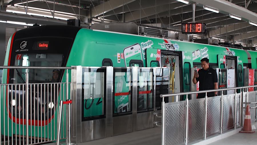 Kereta LRT Jakarta Manggarai-Kelapa Gading berhenti di Stasiun LRT Jakarta Manggarai, Senin (24/8/2026). (Bloomberg Technoz/Andrean Kristianto)