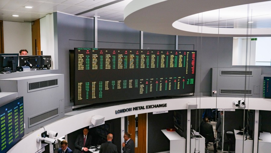 Harga-harga pada papan digital di lantai perdagangan area *open outcry* di London Metal Exchange Ltd. (LME) di London, Inggris./Bloomberg-Tom Skipp