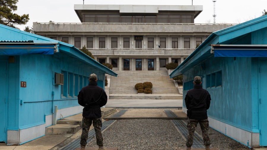 Tentara Korea Selatan di desa gencatan senjata Panmunjom, di Zona Demiliterisasi di Korea Selatan. (Fotografer: SeongJoon Cho/Bloomberg.)