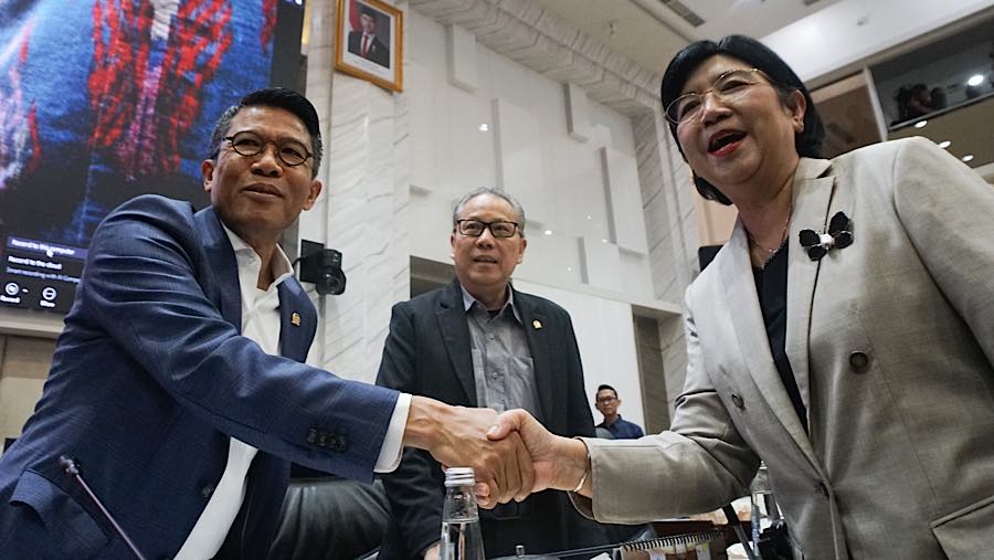 Calon Gubernur BI Destry Damayanti bersalaman dengan Ketua Komisi XI DPR Mukhamad Misbakhun di DPR, Rabu (26/8/2026). (Bloomberg Technoz/Andrean K)