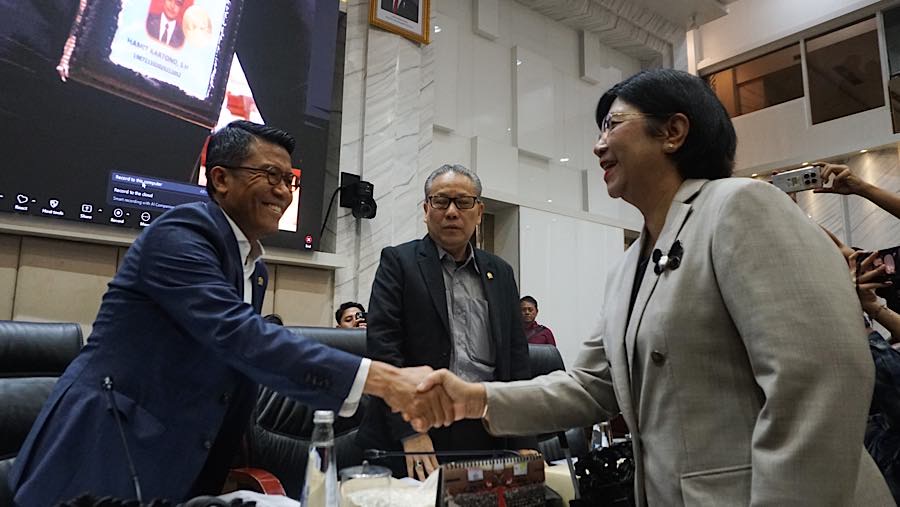 Calon Gubernur BI Destry Damayanti bersalaman dengan Ketua Komisi XI DPR Mukhamad Misbakhun di DPR, Rabu (26/8/2026). (Bloomberg Technoz/Andrean K)