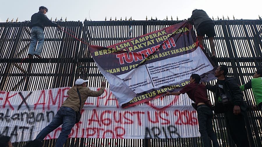 Sejumlah massa bersama Aliansi Masyarakat Pati Bersatu (AMPB) berkumpul di depan Kompleks Parlemen, Rabu (26/8/2026). (Bloomberg Technoz/Andrean K)