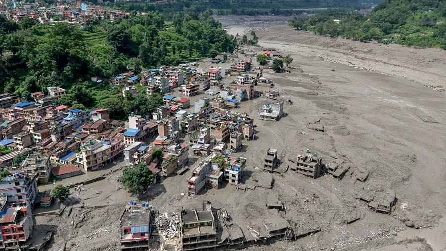 Banjir bandang di perbatasan China-Nepal. (Sumber: Bloomberg)