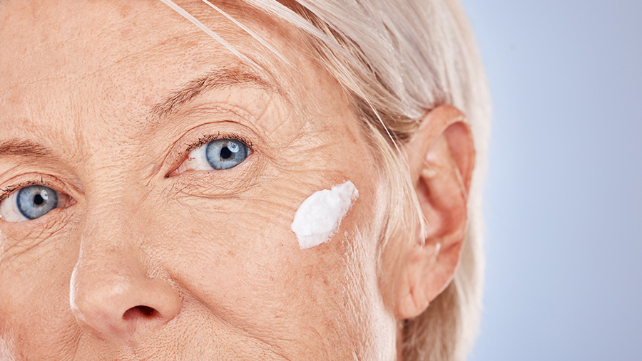 Ilustrasi Sunscreen untuk Atasi Flek Hitam Usia 50 Tahun (envato)