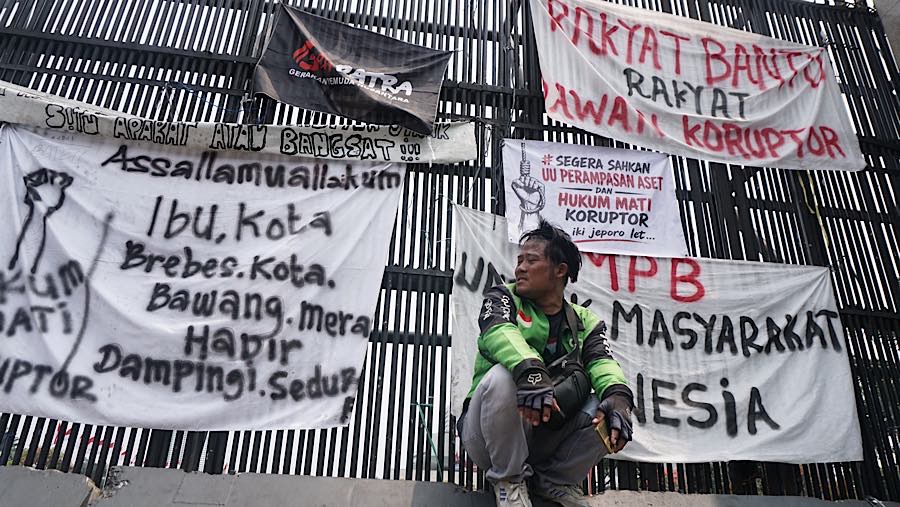 Sejumlah massa bersama Aliansi Masyarakat Pati Bersatu (AMPB) melakukan demo di depan DPR/MPR, Kamis (27/8/2026). (Bloomberg Technoz/Andrean K)