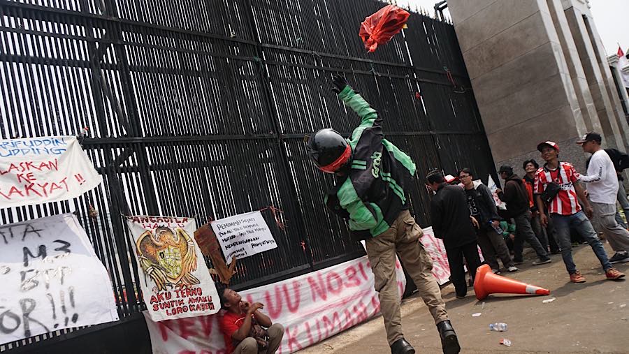 Sejumlah massa bersama Aliansi Masyarakat Pati Bersatu (AMPB) melakukan demo di depan DPR/MPR, Kamis (27/8/2026). (Bloomberg Technoz/Andrean K)