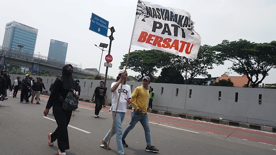 Sejumlah massa bersama Aliansi Masyarakat Pati Bersatu (AMPB) melakukan demo di depan DPR/MPR, Kamis (27/8/2026). (Bloomberg Technoz/Andrean K)