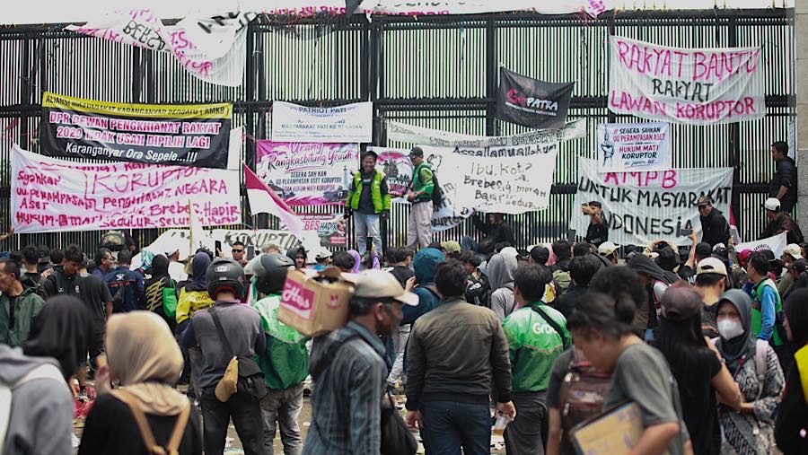 Sejumlah massa bersama Aliansi Masyarakat Pati Bersatu (AMPB) melakukan demo di depan DPR/MPR, Kamis (27/8/2026). (Bloomberg Technoz/Andrean K)