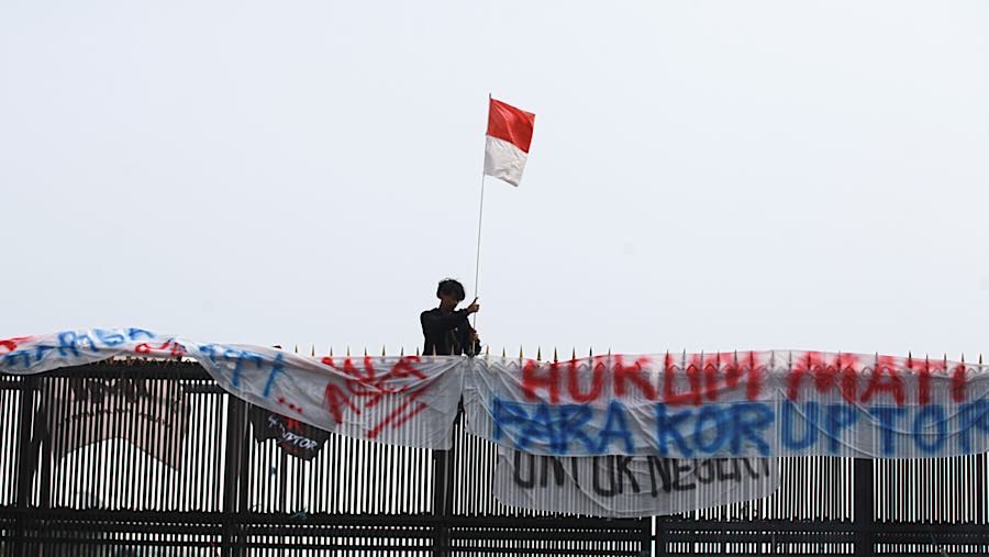 Sejumlah massa melakukan demo di depan Kompleks Parlemen, Jakarta, Rabu (26/8/2026). (Bloomberg Technoz/ Andrean Kristianto)
