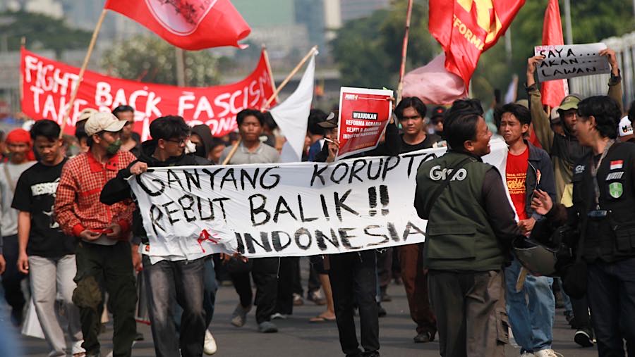 Sejumlah massa melakukan demo di depan Kompleks Parlemen, Jakarta, Rabu (26/8/2026). (Bloomberg Technoz/ Andrean Kristianto)