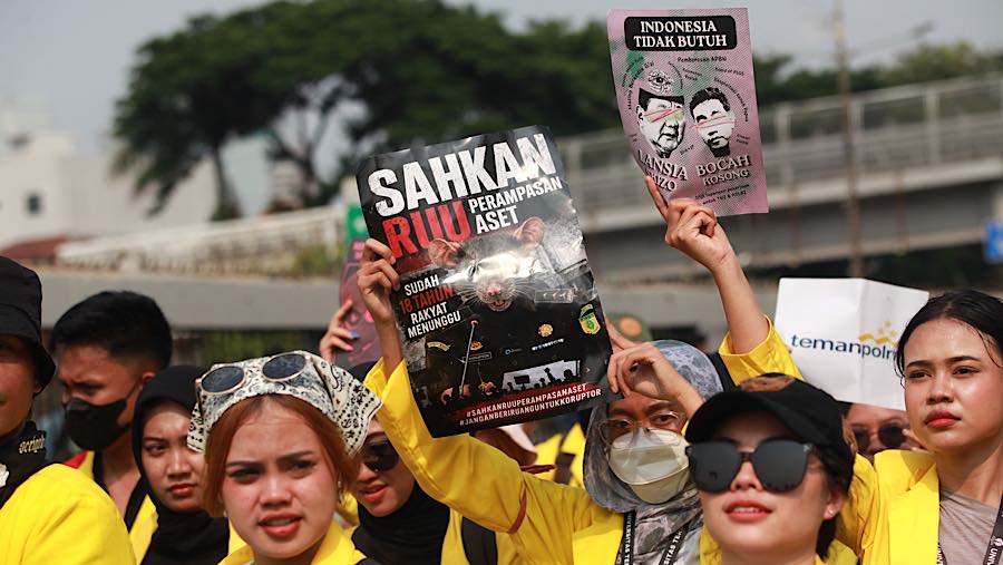 Sejumlah massa melakukan demo di depan Kompleks Parlemen, Jakarta, Rabu (26/8/2026). (Bloomberg Technoz/ Andrean Kristianto)