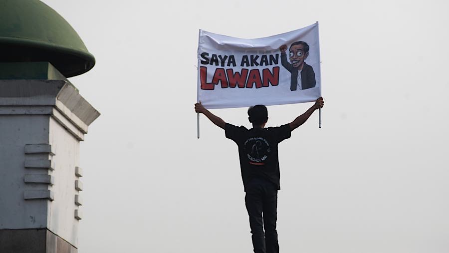 Sejumlah massa melakukan demo di depan Kompleks Parlemen, Jakarta, Rabu (26/8/2026). (Bloomberg Technoz/ Andrean Kristianto)